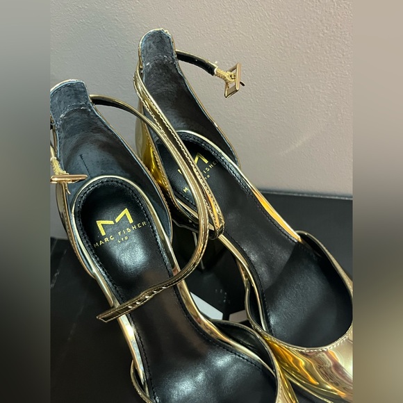 New in Box Marc Fisher Women’s Shiny Gold Platform Heels Size 7. - Picture 2 of 9